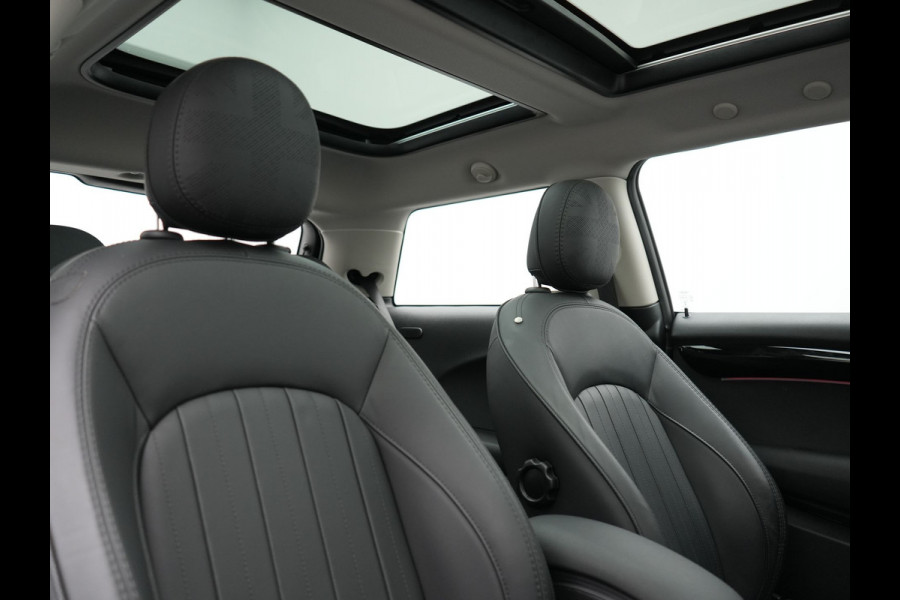 MINI Electric MINI Yours 32,6 kWh 184pk Dealer O.H. | Panodak | Head Up | Camera | Lederen Sportstoelen Verwarmd | Apple Carplay | Cruise Control | Navigatie | DAB |