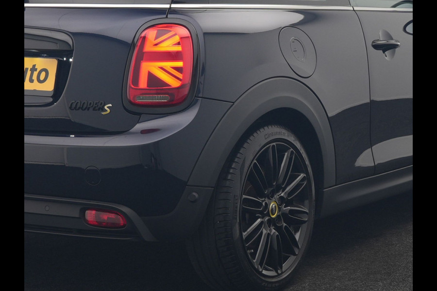 MINI Electric MINI Yours 32,6 kWh 184pk Dealer O.H. | Panodak | Head Up | Camera | Lederen Sportstoelen Verwarmd | Apple Carplay | Cruise Control | Navigatie | DAB |