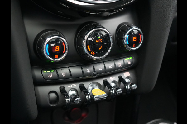 MINI Electric MINI Yours 32,6 kWh 184pk Dealer O.H. | Panodak | Head Up | Camera | Lederen Sportstoelen Verwarmd | Apple Carplay | Cruise Control | Navigatie | DAB |
