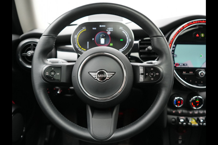 MINI Electric MINI Yours 32,6 kWh 184pk Dealer O.H. | Panodak | Head Up | Camera | Lederen Sportstoelen Verwarmd | Apple Carplay | Cruise Control | Navigatie | DAB |