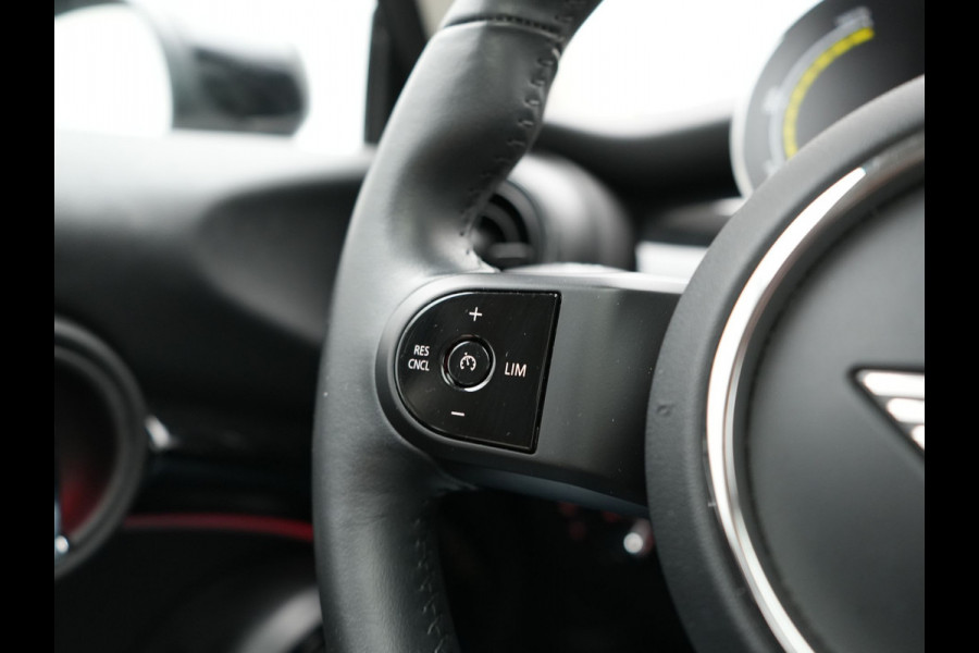 MINI Electric MINI Yours 32,6 kWh 184pk Dealer O.H. | Panodak | Head Up | Camera | Lederen Sportstoelen Verwarmd | Apple Carplay | Cruise Control | Navigatie | DAB |