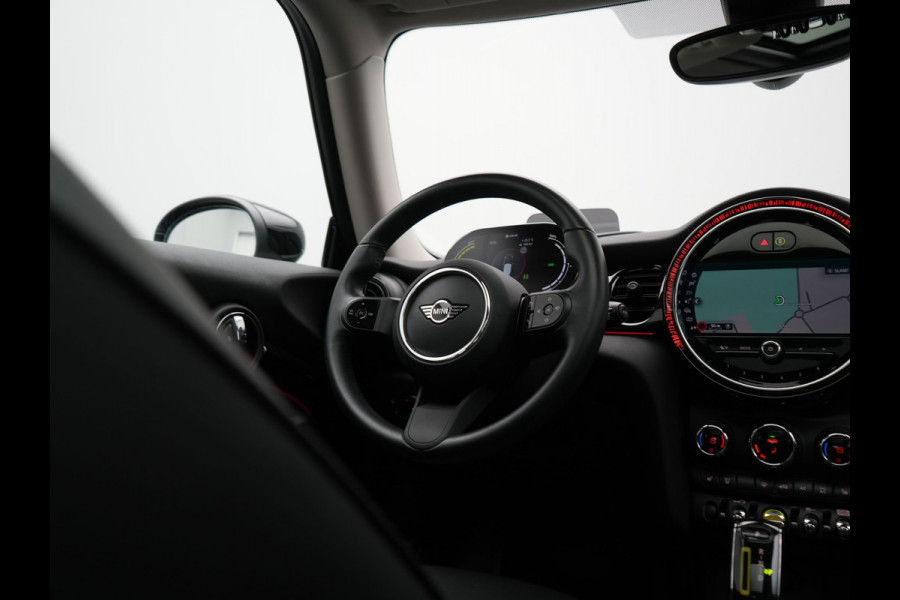 MINI Electric MINI Yours 32,6 kWh 184pk Dealer O.H. | Panodak | Head Up | Camera | Lederen Sportstoelen Verwarmd | Apple Carplay | Cruise Control | Navigatie | DAB |