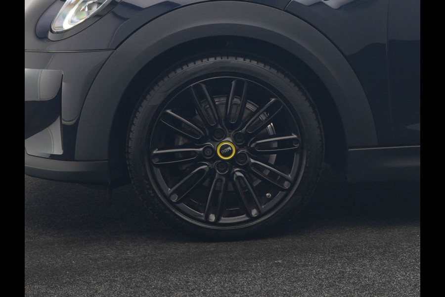 MINI Electric MINI Yours 32,6 kWh 184pk Dealer O.H. | Panodak | Head Up | Camera | Lederen Sportstoelen Verwarmd | Apple Carplay | Cruise Control | Navigatie | DAB |