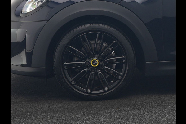 MINI Electric MINI Yours 32,6 kWh 184pk Dealer O.H. | Panodak | Head Up | Camera | Lederen Sportstoelen Verwarmd | Apple Carplay | Cruise Control | Navigatie | DAB |