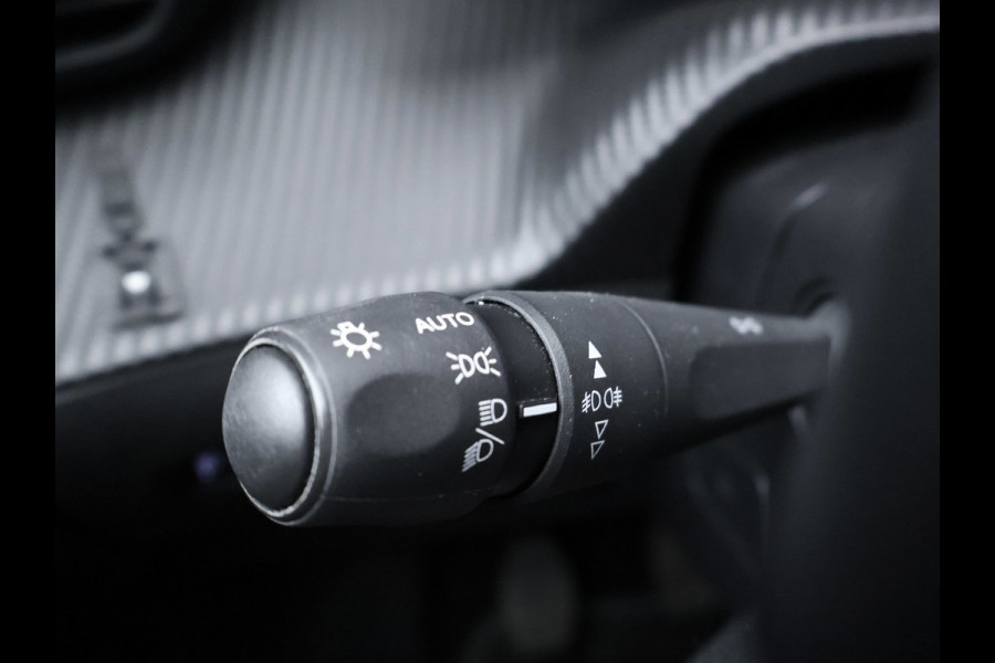 Peugeot 2008 1.2 PureTech Allure Pack (APPLE CARPLAY,LED,NAVI,CAMERA,PDC,SPORTSTOELEN,CLIMATE,CRUISE,LM VELGEN,NETTESTAAT)