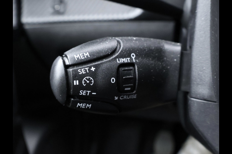 Peugeot 2008 1.2 PureTech Allure Pack (APPLE CARPLAY,LED,NAVI,CAMERA,PDC,SPORTSTOELEN,CLIMATE,CRUISE,LM VELGEN,NETTESTAAT)