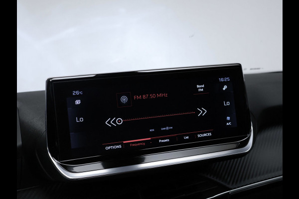 Peugeot 2008 1.2 PureTech Allure Pack (APPLE CARPLAY,LED,NAVI,CAMERA,PDC,SPORTSTOELEN,CLIMATE,CRUISE,LM VELGEN,NETTESTAAT)