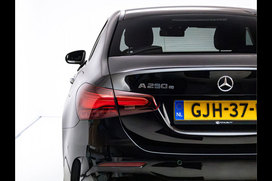 Mercedes-Benz A-Klasse 250 e Star Edition AMG Line Night Facelift | Adap. Cruise | Stoelverw. | Sfeerverlichting | Navigatie | App. connect | Camera, Dodehoek waarschuwing