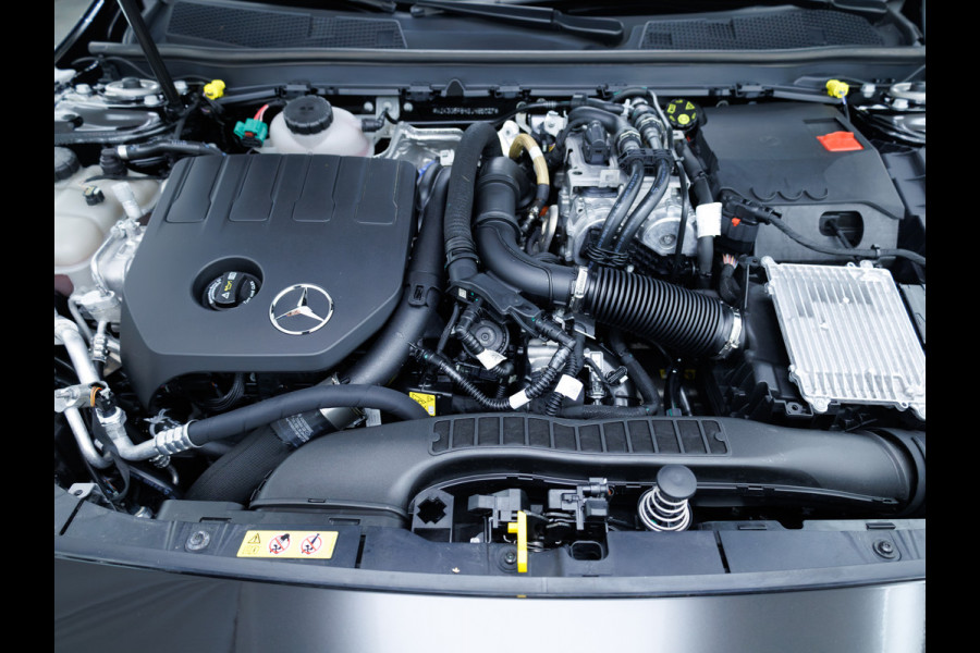 Mercedes-Benz A-Klasse 250 e Star Edition AMG Line Night Facelift | Adap. Cruise | Stoelverw. | Sfeerverlichting | Navigatie | App. connect | Camera, Dodehoek waarschuwing