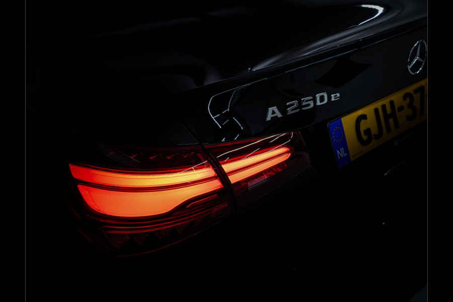 Mercedes-Benz A-Klasse 250 e Star Edition AMG Line Night Facelift | Adap. Cruise | Stoelverw. | Sfeerverlichting | Navigatie | App. connect | Camera, Dodehoek waarschuwing