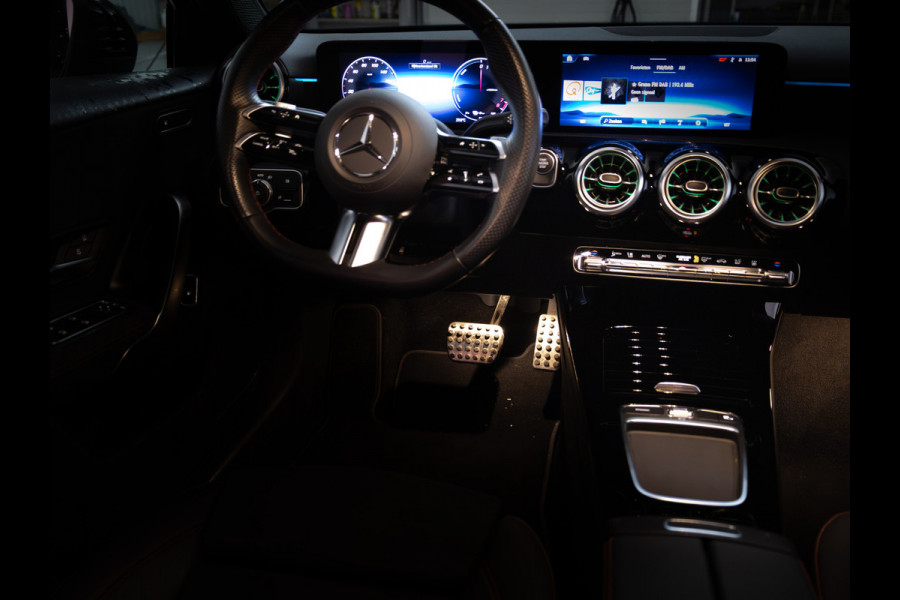 Mercedes-Benz A-Klasse 250 e Star Edition AMG Line Night Facelift | Adap. Cruise | Stoelverw. | Sfeerverlichting | Navigatie | App. connect | Camera, Dodehoek waarschuwing