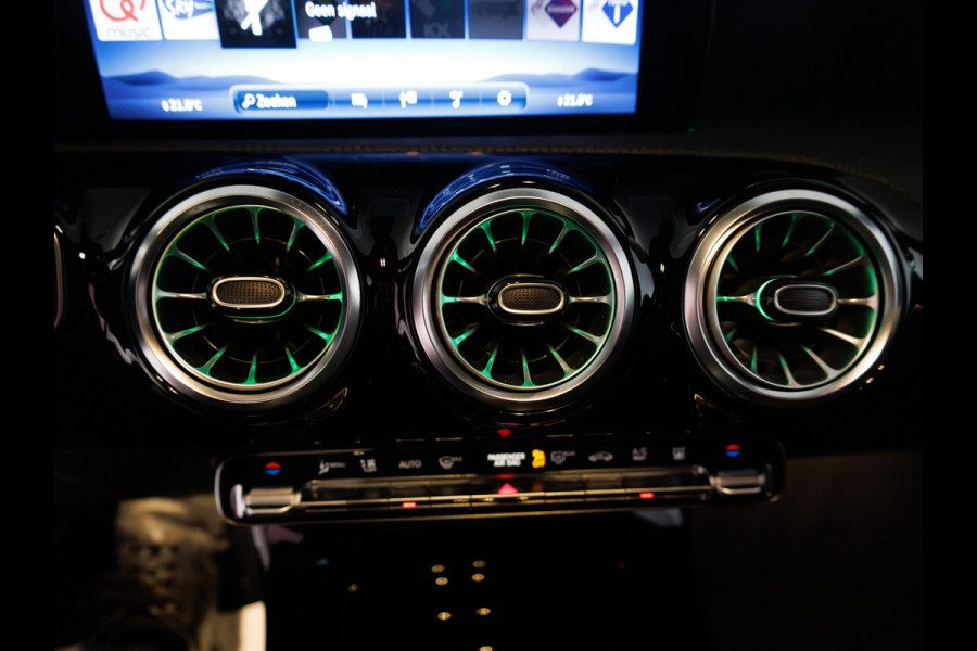 Mercedes-Benz A-Klasse 250 e Star Edition AMG Line Night Facelift | Adap. Cruise | Stoelverw. | Sfeerverlichting | Navigatie | App. connect | Camera, Dodehoek waarschuwing