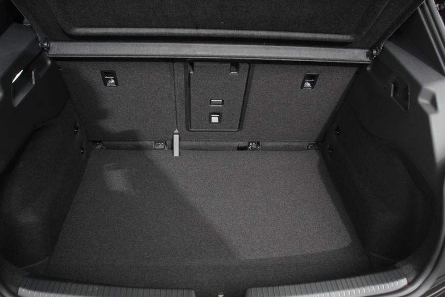 Volkswagen ID.3 Pro Edition 58 kWh Warmtepomp 18"Lichtmetalen Velgen Navigatie Camera Adaptieve Cruise Control Climate Control