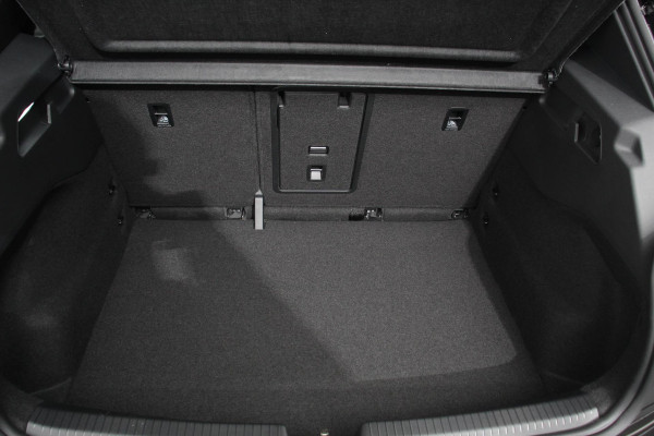 Volkswagen ID.3 Pro Edition 58 kWh Warmtepomp 18"Lichtmetalen Velgen Navigatie Camera Adaptieve Cruise Control Climate Control