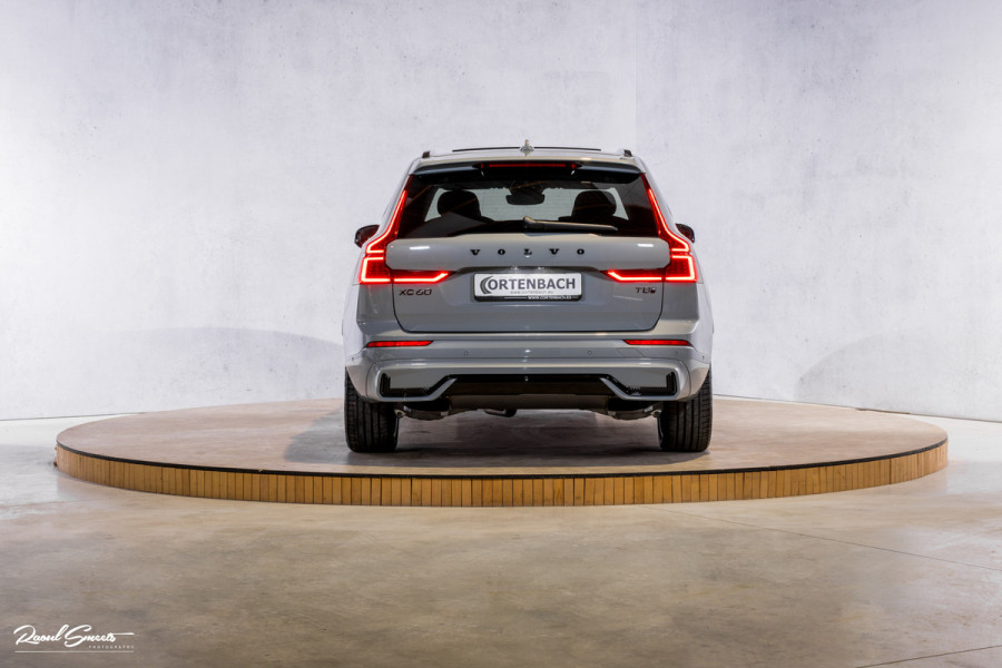 Volvo XC60 2.0 T8 Plug-in hybrid AWD Plus Black Edition Facelift | Zwenkbare trekhaak | Panorama dak | Adaptieve cruise | Harman Kardon | Blis | Memory |