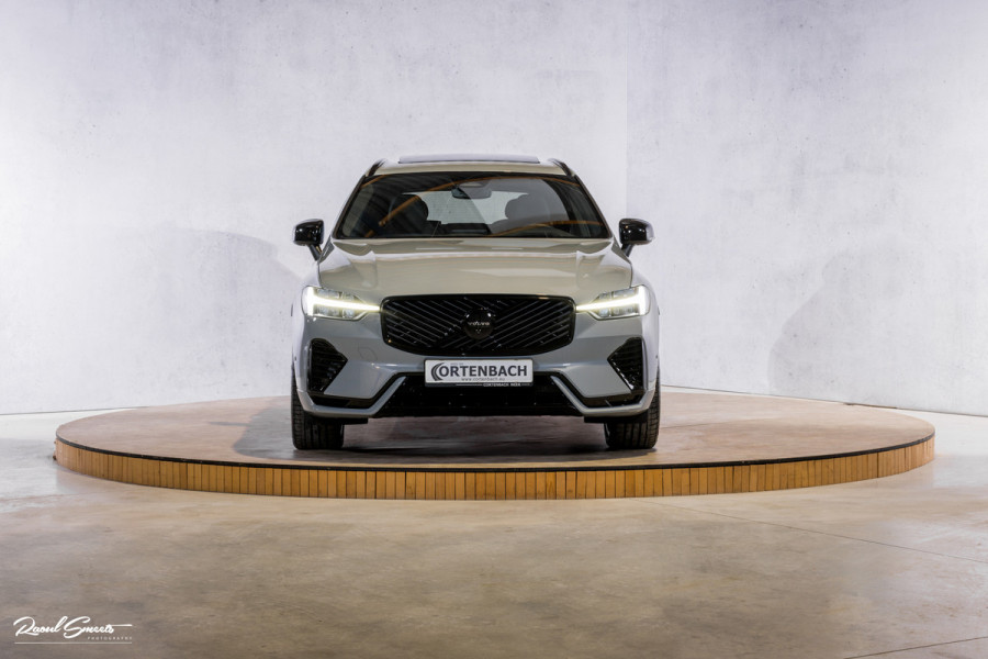 Volvo XC60 2.0 T8 Plug-in hybrid AWD Plus Black Edition Facelift | Zwenkbare trekhaak | Panorama dak | Adaptieve cruise | Harman Kardon | Blis | Memory |