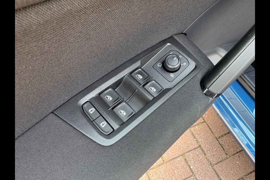 Volkswagen Touran 1.5 TSi 150pk DSG Comfortline 7-persoons SCHUIFDAK/LEDER/CAMERA/NAVI/ADAPT.CRUISE/WINTERPACK