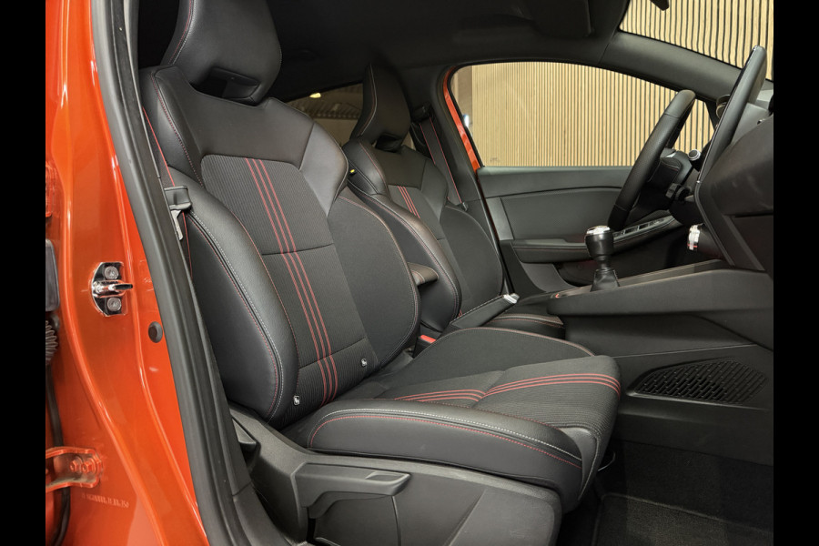 Renault Clio 1.0 TCe 100pk R.S. Line | Groot Navi | Camera | Carplay | 17 inch | Sport stoelen | 100% onderhouden!