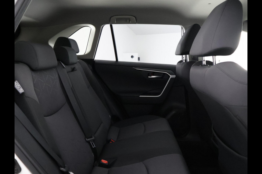 Toyota RAV4 2.5 HYBRID 4WD DYNAMIC PACK GARANTIE TOT 05-2031! SLECHTS 39.000 KM! 1650 KG TREKGEWICHT. STUUR & STOELVERWARMING . NAVIGATIE .PDC V & A .
