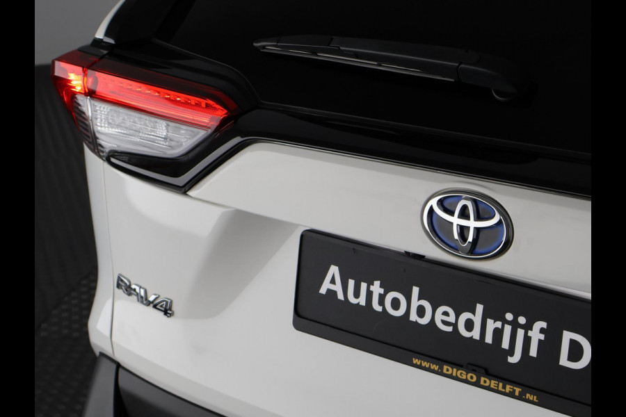 Toyota RAV4 2.5 HYBRID 4WD DYNAMIC PACK GARANTIE TOT 05-2031! SLECHTS 39.000 KM! 1650 KG TREKGEWICHT. STUUR & STOELVERWARMING . NAVIGATIE .PDC V & A .