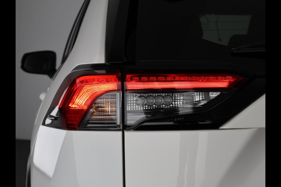 Toyota RAV4 2.5 HYBRID 4WD DYNAMIC PACK GARANTIE TOT 05-2031! SLECHTS 39.000 KM! 1650 KG TREKGEWICHT. STUUR & STOELVERWARMING . NAVIGATIE .PDC V & A .