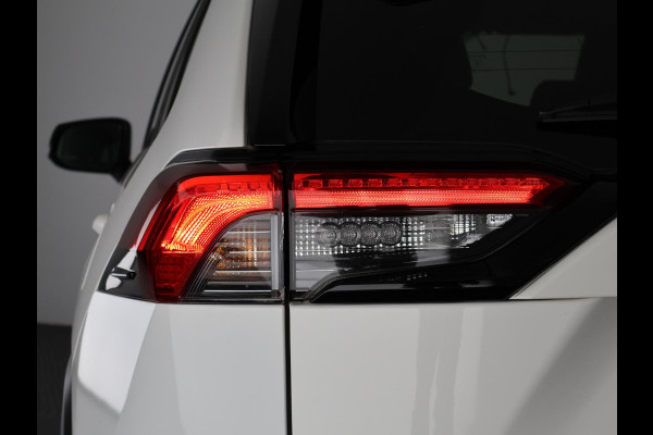 Toyota RAV4 2.5 HYBRID 4WD DYNAMIC PACK GARANTIE TOT 05-2031! SLECHTS 39.000 KM! 1650 KG TREKGEWICHT. STUUR & STOELVERWARMING . NAVIGATIE .PDC V & A .