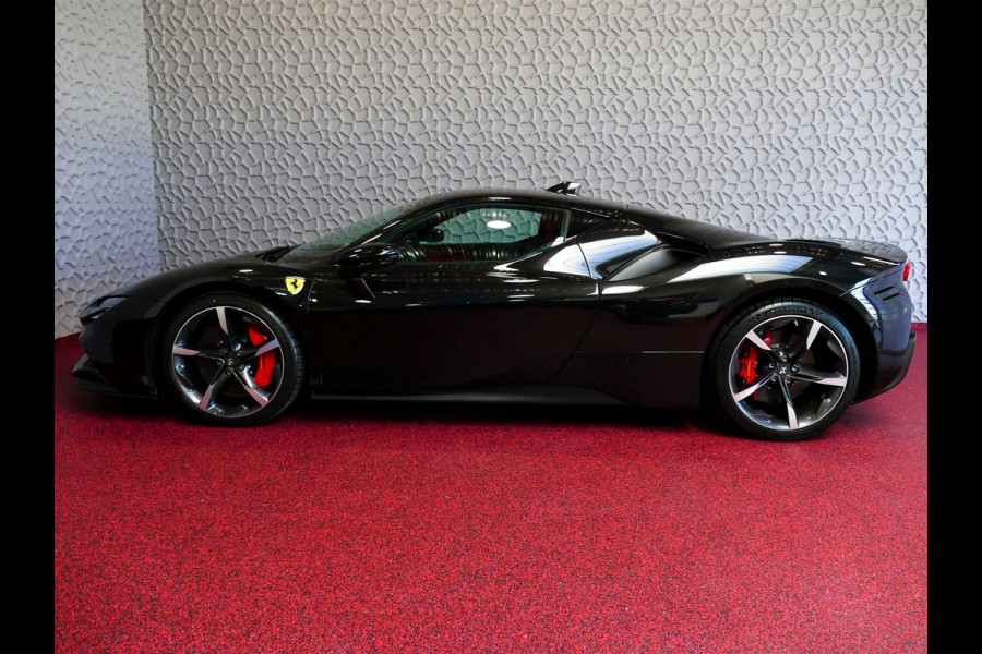 Ferrari SF90 Stradale 4.0 V8 1000 pk INCL BTW/BPM. CARBON SEATS/STUUR LIFT CARPLAY AFS CAMERA phev