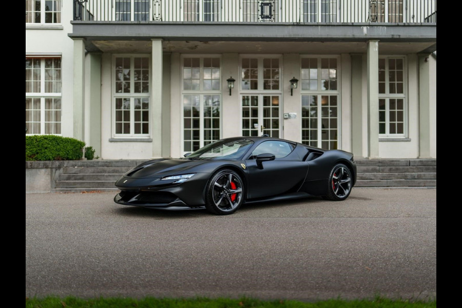Ferrari SF90 Stradale 4.0 V8 1000 pk INCL BTW/BPM. CARBON SEATS/STUUR LIFT CARPLAY AFS CAMERA phev