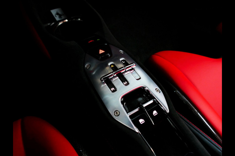 Ferrari SF90 Stradale 4.0 V8 1000 pk INCL BTW/BPM. CARBON SEATS/STUUR LIFT CARPLAY AFS CAMERA phev