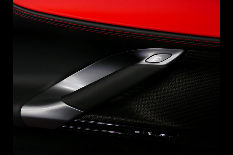 Ferrari SF90 Stradale 4.0 V8 1000 pk INCL BTW/BPM. CARBON SEATS/STUUR LIFT CARPLAY AFS CAMERA phev