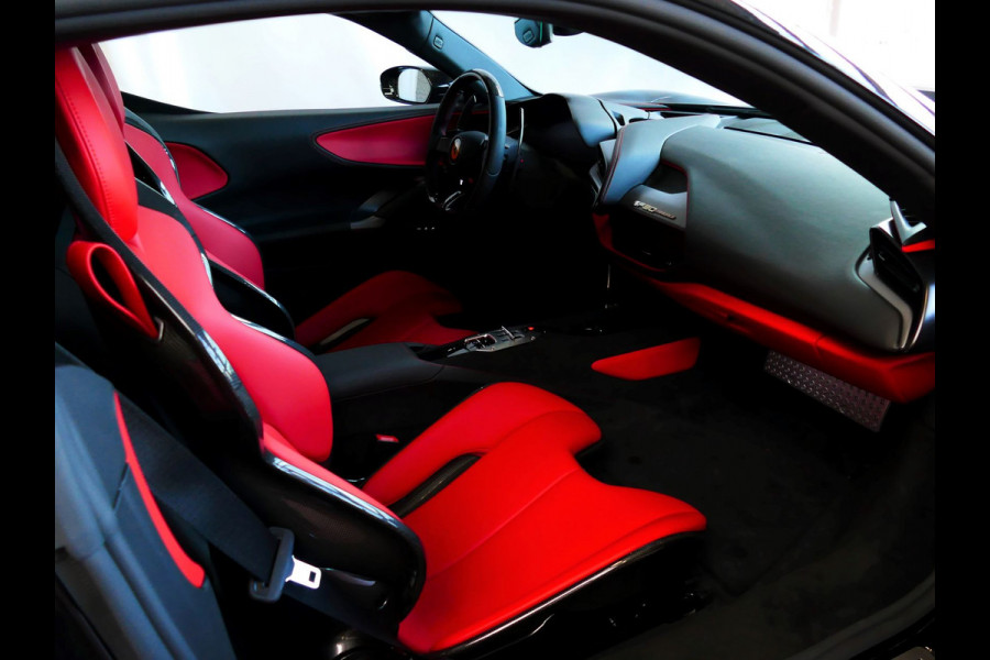 Ferrari SF90 Stradale 4.0 V8 1000 pk INCL BTW/BPM. CARBON SEATS/STUUR LIFT CARPLAY AFS CAMERA phev