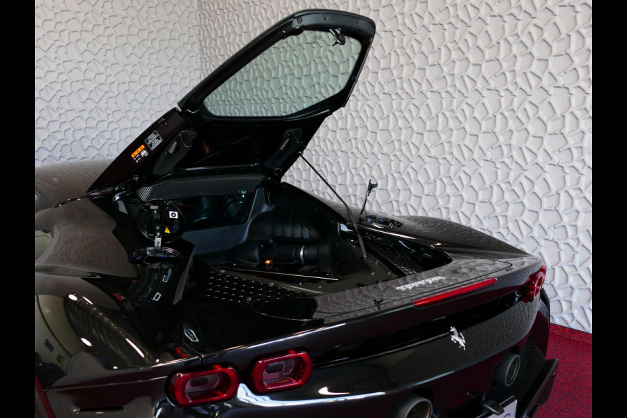 Ferrari SF90 Stradale 4.0 V8 1000 pk INCL BTW/BPM. CARBON SEATS/STUUR LIFT CARPLAY AFS CAMERA phev