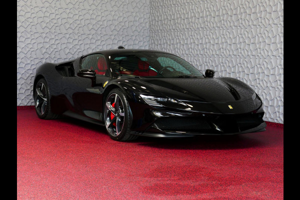 Ferrari SF90 Stradale 4.0 V8 1000 pk INCL BTW/BPM. CARBON SEATS/STUUR LIFT CARPLAY AFS CAMERA phev