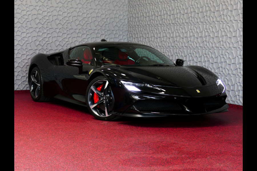 Ferrari SF90 Stradale 4.0 V8 1000 pk INCL BTW/BPM. CARBON SEATS/STUUR LIFT CARPLAY AFS CAMERA phev