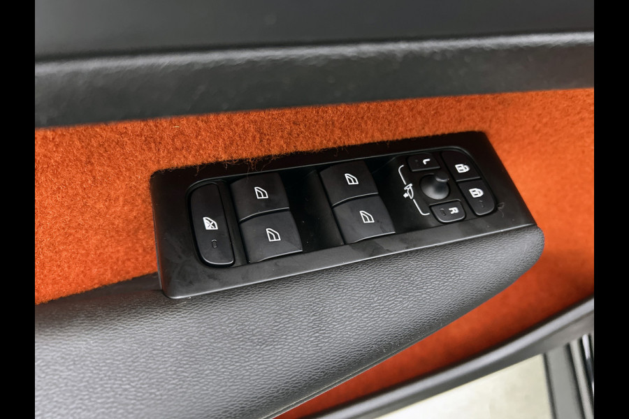 Volvo XC40 T2 130PK R-Design / Trekhaak / 1/2 Leder / Airco-ecc./ Navigatie / Stoelverwarming / Pdc. / Apk 11-2026