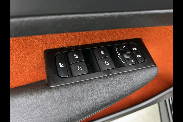 Volvo XC40 T2 130PK R-Design / Trekhaak / 1/2 Leder / Airco-ecc./ Navigatie / Stoelverwarming / Pdc. / Apk 11-2026