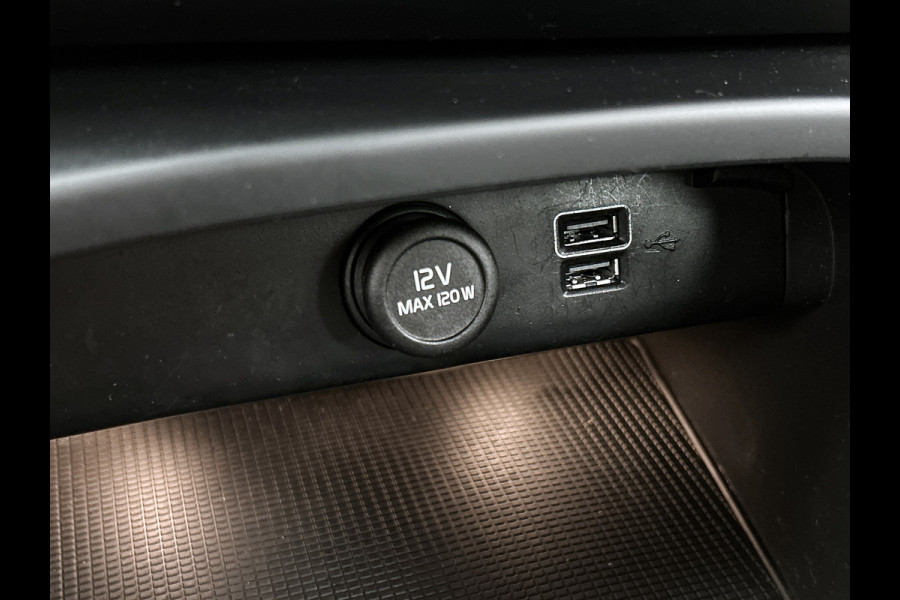 Volvo XC40 T2 130PK R-Design / Trekhaak / 1/2 Leder / Airco-ecc./ Navigatie / Stoelverwarming / Pdc. / Apk 11-2026