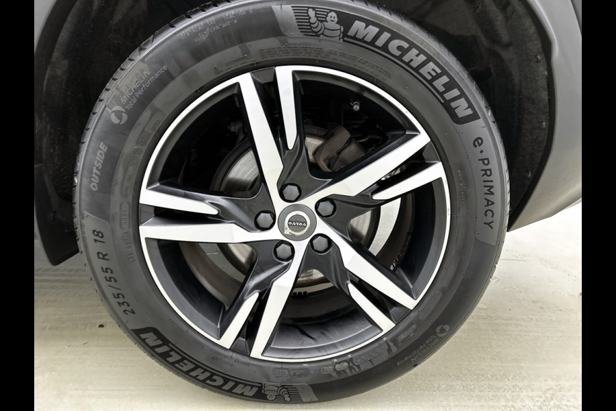 Volvo XC40 T2 130PK R-Design / Trekhaak / 1/2 Leder / Airco-ecc./ Navigatie / Stoelverwarming / Pdc. / Apk 11-2026