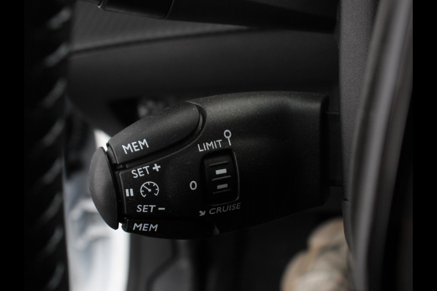 Peugeot e-208 EV Allure 50 kWh Warmtepomp Navigatie Apple Carplay Android Auto Parkeerhulp Cruise Control Full Led Climate Control Lichtmetalen velgen