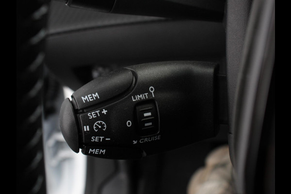 Peugeot e-208 EV Allure 50 kWh Warmtepomp Navigatie Apple Carplay Android Auto Parkeerhulp Cruise Control Full Led Climate Control Lichtmetalen velgen