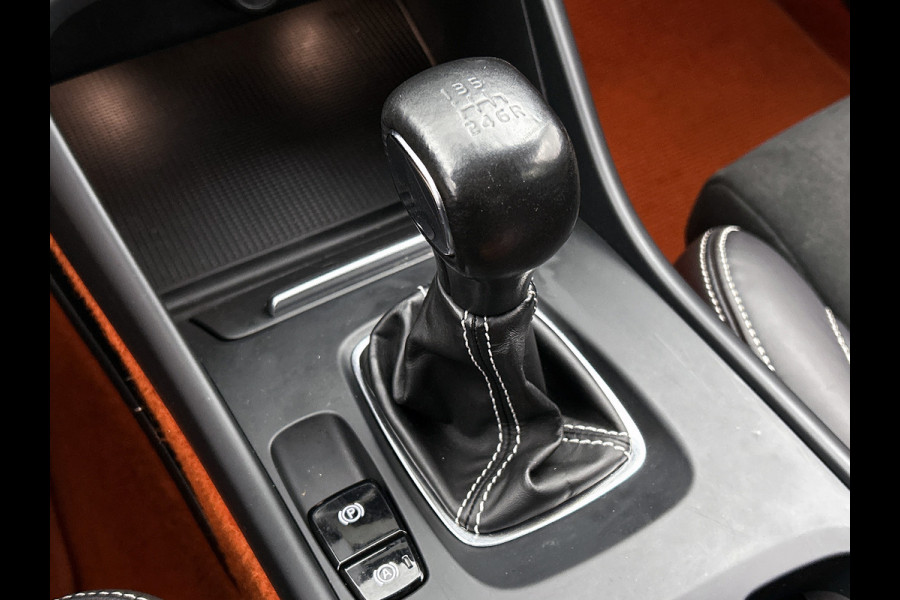Volvo XC40 T2 130PK R-Design / Trekhaak / 1/2 Leder / Airco-ecc./ Navigatie / Stoelverwarming / Pdc. / Apk 11-2026