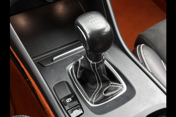 Volvo XC40 T2 130PK R-Design / Trekhaak / 1/2 Leder / Airco-ecc./ Navigatie / Stoelverwarming / Pdc. / Apk 11-2026