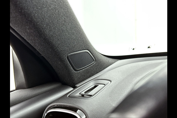 Volvo XC40 T2 130PK R-Design / Trekhaak / 1/2 Leder / Airco-ecc./ Navigatie / Stoelverwarming / Pdc. / Apk 11-2026