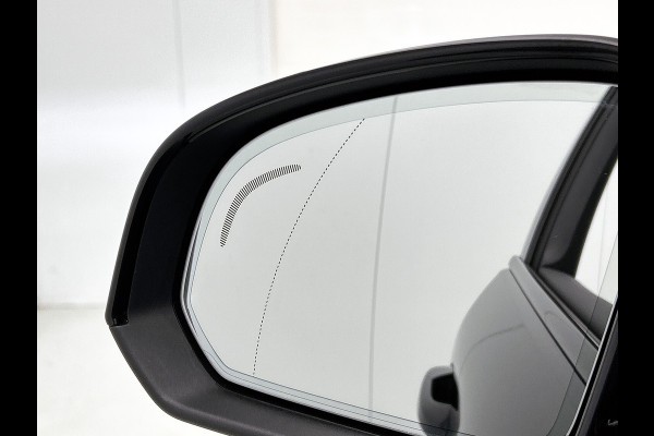 Volvo XC40 T2 130PK R-Design / Trekhaak / 1/2 Leder / Airco-ecc./ Navigatie / Stoelverwarming / Pdc. / Apk 11-2026
