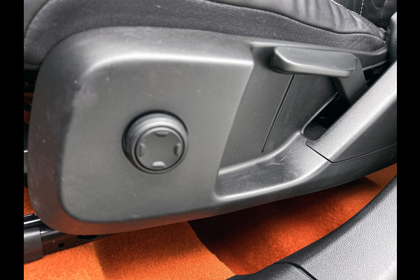 Volvo XC40 T2 130PK R-Design / Trekhaak / 1/2 Leder / Airco-ecc./ Navigatie / Stoelverwarming / Pdc. / Apk 11-2026