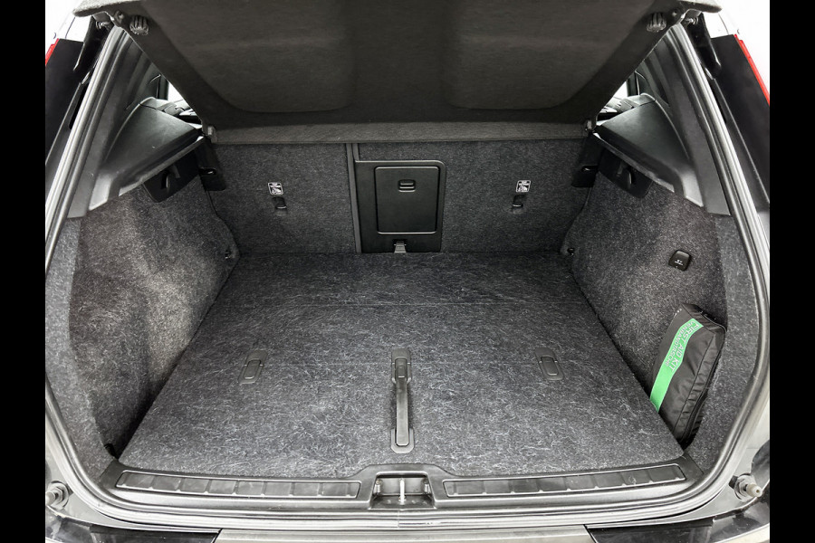 Volvo XC40 T2 130PK R-Design / Trekhaak / 1/2 Leder / Airco-ecc./ Navigatie / Stoelverwarming / Pdc. / Apk 11-2026