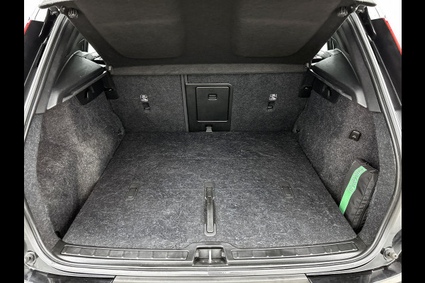 Volvo XC40 T2 130PK R-Design / Trekhaak / 1/2 Leder / Airco-ecc./ Navigatie / Stoelverwarming / Pdc. / Apk 11-2026