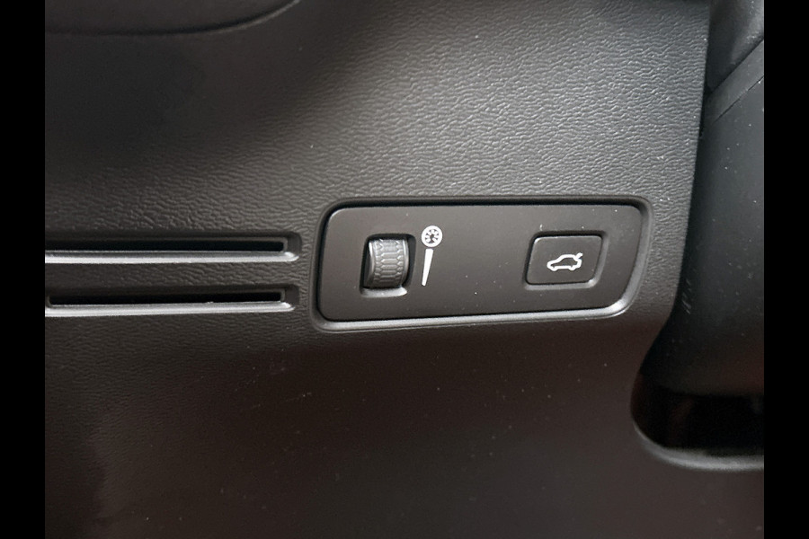 Volvo XC40 T2 130PK R-Design / Trekhaak / 1/2 Leder / Airco-ecc./ Navigatie / Stoelverwarming / Pdc. / Apk 11-2026