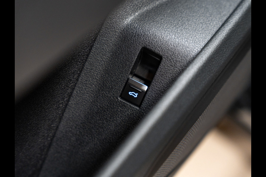 Audi e-tron E-tron 50 Quattro Launch edition plus 71 kWh, Pano, Apple Carplay, 22" Velgen, Black Optik, ACC, Memory, PDC, Leder