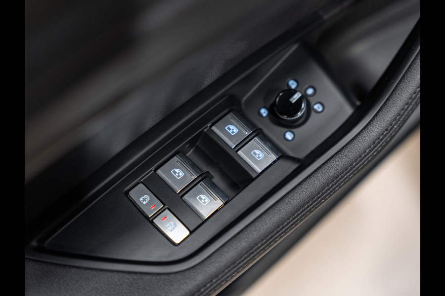 Audi e-tron E-tron 50 Quattro Launch edition plus 71 kWh, Pano, Apple Carplay, 22" Velgen, Black Optik, ACC, Memory, PDC, Leder